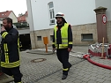 Feuerwehr&uuml;bung bei der Sparkasse (Foto: Ilka K&uuml;hn)