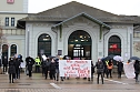 Proteste der Fris&ouml;rinnung vor dem Nordh&auml;user Bahnhof (Foto: oas)