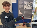 Farell Nonnenmacher gewann in der jüngeren Altersgruppe mit einem Projekt zu Graphit als elektrischer Leitung. (Foto: ssc) Farell Nonnenmacher gewann in der jüngeren Altersgruppe mit einem Projekt zu Graphit als elektrischer Leitung. (Foto: ssc)