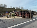 Lkw Unfall verteilt Tonnen an Sand auf der A38 (Foto: S. Dietzel)