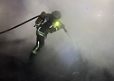 Ein Feuerwehrmann in der abgebrannten Ruinen.  (Foto: Silvio Dietzel)
