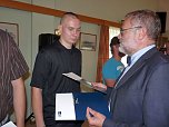 Zeugnisse &uuml;bergeben (Foto: Karl-Heinz Herrmann)