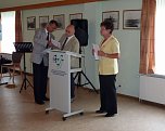 Zeugnisse &uuml;bergeben (Foto: Karl-Heinz Herrmann)