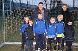 Die Profis mit den j&uuml;ngsten Kickern des SV Gl&uuml;ck auf! Bleicherode. Die Kleinen waren die Hauptakteure in einem Film, der den Gewinn beim Wettbewerb Auffrischpr&auml;mie 2012 erzielte. (Foto: S. Spehr)