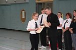Lena Rogge erhält die Ehrennadel des LJJV in Bronze für ihre außergewöhnlichen Leistungen (1.Bundeskadermitglied des Vereins und Teilnehmerin EM-2014) (Foto: JuJutsu) Lena Rogge erhält die Ehrennadel des LJJV in Bronze für ihre außergewöhnlichen Leistungen (1.Bundeskadermitglied des Vereins und Teilnehmerin EM-2014) (Foto: JuJutsu)