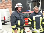 Feuerwehr&uuml;bung bei der Sparkasse (Foto: Ilka K&uuml;hn)