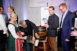 Gewichtiger Gast zum Oktoberfest im Autohaus Peter (Foto: AHP/Fischer)