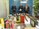 Pr&auml;sentation der sichergestellten Waffen und Munition (Foto: nnz)