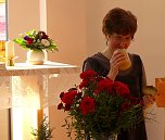 Kathrin Schwarze die Beauftragte f&uuml;r die Arbeit mit Frauen im  Kirchenkreis S&uuml;dharz deckt die Festtafel - auch mit slowenischem Honig  (Foto: R. Englert)