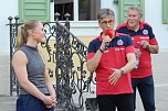 Fans und Cheftrainer des Th&uuml;ringer HC Herbert M&uuml;ller verabschieden neun Spitzenhandballerinnen in Bad Langensalza (Foto: Eva Maria Wiegand)