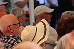 Fans und Cheftrainer des Th&uuml;ringer HC Herbert M&uuml;ller verabschieden neun Spitzenhandballerinnen in Bad Langensalza (Foto: Eva Maria Wiegand)