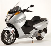 Bild: Der Roller von Vectrix ist komfortabel und &uuml;berzeugt durch den starken E-Motor. Reichweite: 70 Kilometer