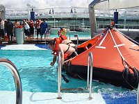Bild: Kreuzfahrtriesen getestet: Rettungs&uuml;bung