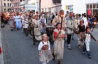 Bild: Bauernheer zieht durch Stadt
