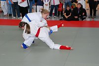 Bild: Lena Rogge (blau) behauptet sich gegen Annika Vogler (rot)