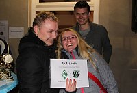 Marcus Eichner und Caroline Bergmann aus Heiligenstadt ersteigerten sich den Hauptpreis der Tombola: Zwei Eintrittskarten für das Heimspiel Werder - Hannover 96 im Februar 2013. Bild: Marcus Eichner und Caroline Bergmann aus Heiligenstadt ersteigerten sich den Hauptpreis der Tombola: Zwei Eintrittskarten für das Heimspiel Werder - Hannover 96 im Februar 2013.