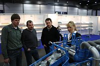 Bild: Die Experten der Fachhochschule Nordhausen erkl&auml;ren den Messebesuchern das Prinzip des Unterdrucktrenners