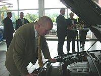 Bild: &Uuml;bergabe Spendenfahrzeug durch das Autohaus Fritze Sondershausen