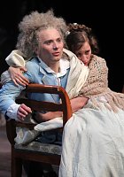 Bild: Amadeus in Nordhausen: Marcus Ostberg (Mozart), Anna Oussankina (Constanze)
