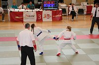Bild:  Lena (r, rot) u. Annika (l, blau) k&auml;mpfen im Part-1