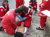 Bild: Junge Sanit&auml;ter im Wettstreit