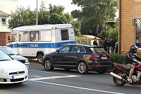 Bild: Die polizeiliche Ma&szlig;nahme hat nicht mit dem abgebildeten Haus und dem Gesch&auml;ft zu tun.
