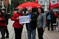 Bild: Kersten Steinke und Sigrid Hupach &uuml;bergeben symbolischen Scheck