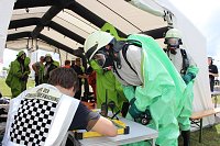 Bild: Gefahrgutzug &uuml;bte: Mit Chemikalienschutzanz&uuml;gen ausger&uuml;stete Kameraden werden registriert