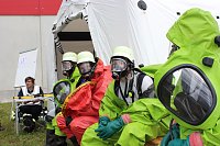 Bild: Gefahrgutzug &uuml;bte: Sammelplatz f&uuml;r die mit Chemikalienschutzanz&uuml;gen ausger&uuml;steten Kameraden