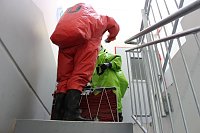 Bild: Gefahrgutzug &uuml;bte: Vornahme von Schl&auml;uchen, um die Ammoniakd&auml;mpfe niederzuschlagen