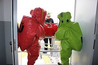 Bild: Gefahrgutzug &uuml;bte: Dichtmaterial wird &uuml;ber die Drehleiter in das betroffene Obergeschoss gebracht