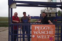 Bild: Marcel Leopold, Matthias Stein und Lutz Kaufmann von der Firma MaxiMum sorgten mit einem Kran f&uuml;r eine Attraktion. Bis 45 Meter hoch konnte man sich hieven lassen.