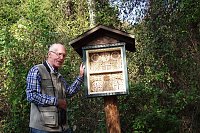 Für den Bärenpark zimmerte Wilhelm Roth ein Waldbienenvermehrungshaus mit 900 Wohnungen. Bild: Für den Bärenpark zimmerte Wilhelm Roth ein Waldbienenvermehrungshaus mit 900 Wohnungen.
