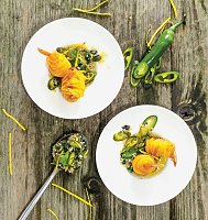 Scharf: In Argentinien ist kein Asado-Grillfest ohne Chimichurri denkbar. Frisch zubereitet lassen sich auch Meeresfrüchte darin dippen. Bild: Scharf: In Argentinien ist kein Asado-Grillfest ohne Chimichurri denkbar. Frisch zubereitet lassen sich auch Meeresfrüchte darin dippen.