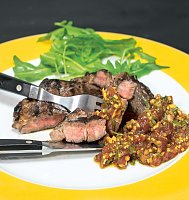 Scharf: Der sehr fein gehackte frische Ingwer bringt eine sommerlich-frische Schärfe in die Salsa zu dem medium gegarten Grillsteak, die man sonst eher milden Chilis zutrauen würde. Bild: Scharf: Der sehr fein gehackte frische Ingwer bringt eine sommerlich-frische Schärfe in die Salsa zu dem medium gegarten Grillsteak, die man sonst eher milden Chilis zutrauen würde.
