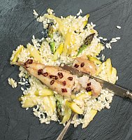 Scharf: Der sehr fein gehackte frische Ingwer bringt eine sommerlich-frische Schärfe in die Salsa zu dem medium gegarten Grillsteak, die man sonst eher milden Chilis zutrauen würde. Bild: Scharf: Der sehr fein gehackte frische Ingwer bringt eine sommerlich-frische Schärfe in die Salsa zu dem medium gegarten Grillsteak, die man sonst eher milden Chilis zutrauen würde.