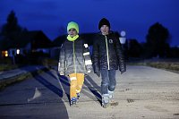 Bild: Sichtbarkeit im Stra&szlig;enverkehr: Was f&uuml;r ein Unterschied: Das Kind links mit leuchtend gelber M&uuml;tze und Schal sowie reflektierenden B&auml;ndern ist gut sichtbar, das Kind rechts kann nur durch den Rei&szlig;verschluss an der Jacke seine Sichtbarkeit etwas verbessern.