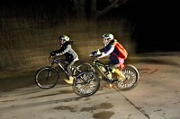 Bild: Sichtbarkeit im Stra&szlig;enverkehr: Durch so genannte "Clippies" werden Speichen und damit das ganze Fahrrad besser sichtbar.