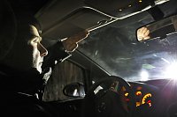 Bild: Sichtbarkeit im Stra&szlig;enverkehr: Werden Autofahrer vom Gegenverkehr geblendet, sind dunkel gekleidete Fu&szlig;g&auml;nger und Radfahrer noch schlechter zu sehen.