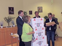 Übergabe der Bauschutzbrillen an Abgeordneten des Landtages Bild: Übergabe der Bauschutzbrillen an Abgeordneten des Landtages