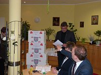 Übergabe der Bauschutzbrillen an Abgeordneten des Landtages Bild: Übergabe der Bauschutzbrillen an Abgeordneten des Landtages