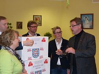 Übergabe der Bauschutzbrillen an Abgeordneten des Landtages Bild: Übergabe der Bauschutzbrillen an Abgeordneten des Landtages