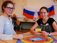 Spielend Russisch lernen: Katharina Schick (17) und Elisareta Varnavski (17) Bild: Spielend Russisch lernen: Katharina Schick (17) und Elisareta Varnavski (17)