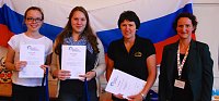 Von links: Platz 3 Humboldt Gymnasium Nordhausen Paula von Biela, Clara Eisler, Russischlehrerin Gabriele Gorges, Susanne Wunderlich (DRF) Bild: Von links: Platz 3 Humboldt Gymnasium Nordhausen Paula von Biela, Clara Eisler, Russischlehrerin Gabriele Gorges, Susanne Wunderlich (DRF)