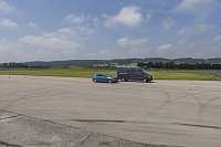 Bild: Bremstest: Pkw gegen Kleintransporter: Im direkten Vergleich kam der Golf knapp f&uuml;nf Meter vor dem Sprinter zum Stehen.