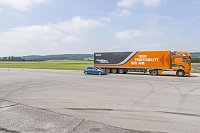 Bild: Bremstest: Pkw gegen Lkw: Duell zwischen Sieger und Verlierer. Der Golf schlug den Brummi um 13 Meter, wobei das Ergebnis des Lkw angesichts seiner Masse positiv &uuml;berrascht.