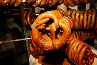 Bild: Gewichtiger Gast zum Oktoberfest im Autohaus Peter
