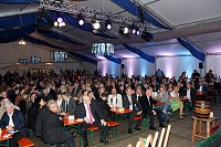 Bild: Gewichtiger Gast zum Oktoberfest im Autohaus Peter