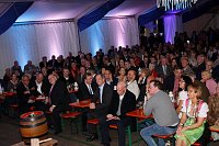 Bild: Gewichtiger Gast zum Oktoberfest im Autohaus Peter