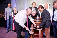 Bild: Gewichtiger Gast zum Oktoberfest im Autohaus Peter